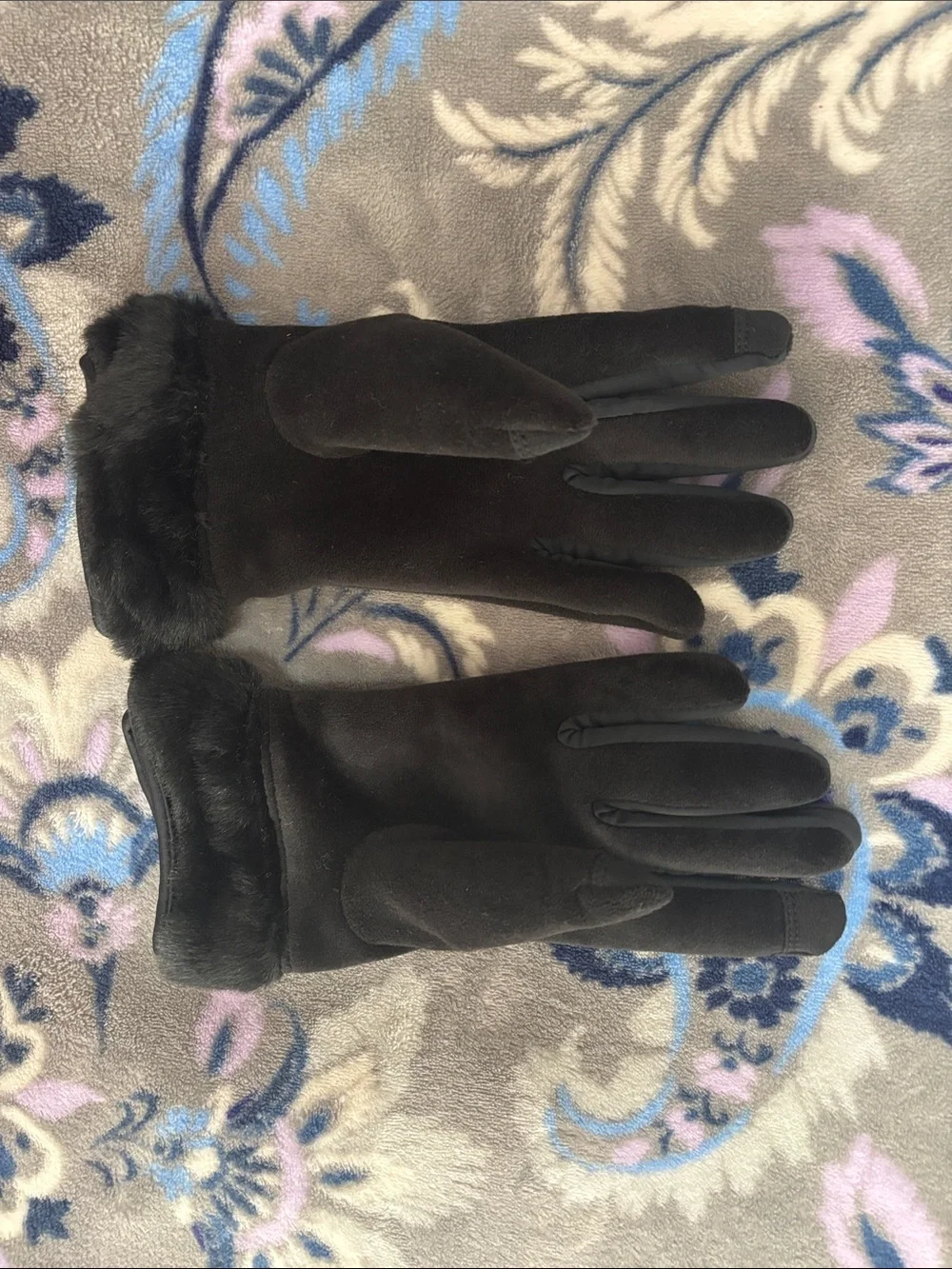 Women’s black gloves